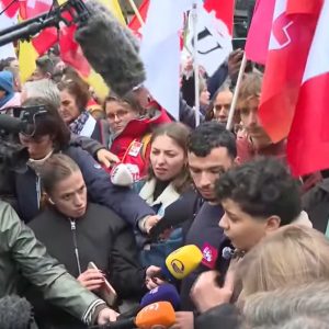 Γαλλία: Η αλλαγή διαδρομής της πορείας στο Παρίσι δυναμιτίζει το κλίμα στις διαδηλώσεις – Ένταση σε Λυών και Ορλεάνη