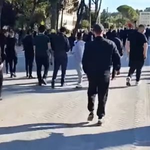 Αλβανία: Διαδηλωτές καίνε τα καθίσματα διαλόγου του Έντι Ράμα στα Τίρανα