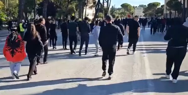 Αλβανία: Διαδηλωτές καίνε τα καθίσματα διαλόγου του Έντι Ράμα στα Τίρανα