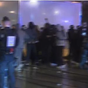Γαλλία: Επεισόδια σε δέκα πόλεις, οδοφράγματα και φωτιές στη Μασσαλία, δακρυγόνα και αύρες στο Παρίσι, 500 συλλήψεις - Πλαστικές σφαίρες από την Αστυνομία στα Τίρανα