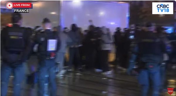 Γαλλία: Επεισόδια σε δέκα πόλεις, οδοφράγματα και φωτιές στη Μασσαλία, δακρυγόνα και αύρες στο Παρίσι, 500 συλλήψεις - Πλαστικές σφαίρες από την Αστυνομία στα Τίρανα