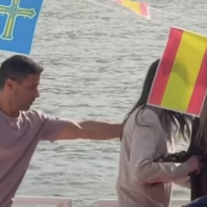 Η τούμπα της βασίλισσας Λετίθια που έγινε viral: Γλίστρησε και έπεσε στο κατάστρωμα αλιευτικού σκάφους, δείτε βίντεο
