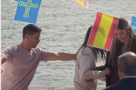Η τούμπα της βασίλισσας Λετίθια που έγινε viral: Γλίστρησε και έπεσε στο κατάστρωμα αλιευτικού σκάφους, δείτε βίντεο
