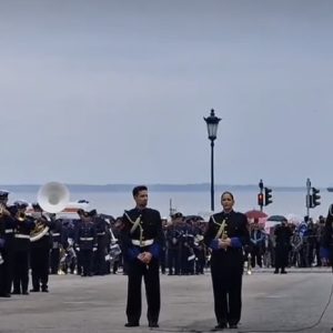Η μπάντα του Πολεμικού Ναυτικού συγκίνησε τη Θεσσαλονίκη: Η αφιέρωση στον Γιώργο Μαζωνάκη στην πλατεία Αριστοτέλους