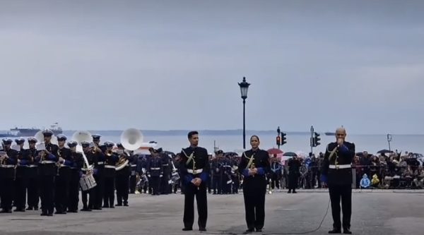 Η μπάντα του Πολεμικού Ναυτικού συγκίνησε τη Θεσσαλονίκη: Η αφιέρωση στον Γιώργο Μαζωνάκη στην πλατεία Αριστοτέλους