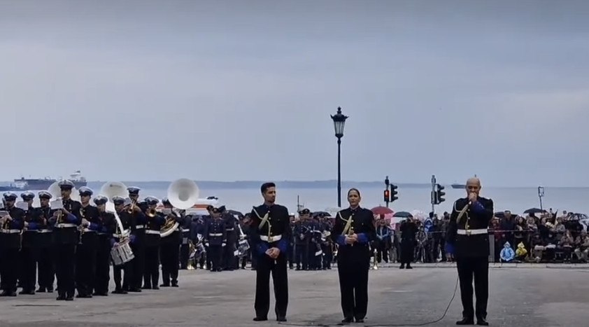 Η μπάντα του Πολεμικού Ναυτικού συγκίνησε τη Θεσσαλονίκη: Η αφιέρωση στον Γιώργο Μαζωνάκη στην πλατεία Αριστοτέλους