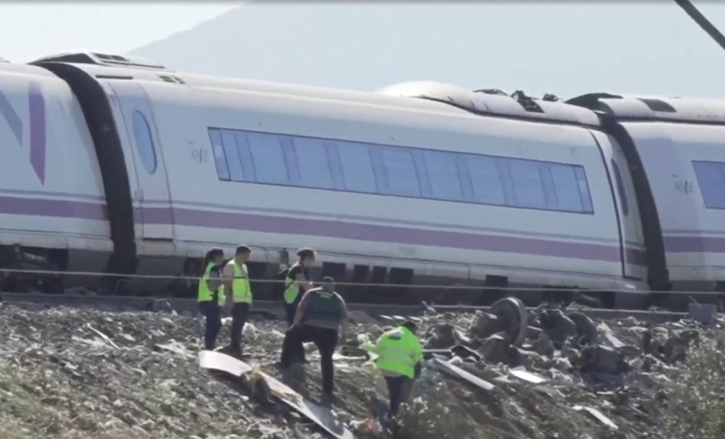 «Ακούσαμε κρότο και κραυγές, υπήρχαν θύματα κάτω από τα τρένα»: Μαρτυρίες επιζώντων από το σιδηροδρομικό δυστύχημα με τουλάχιστον 30 νεκρούς στην Ισπανία