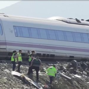 «Ακούσαμε κρότο και κραυγές, υπήρχαν θύματα κάτω από τα τρένα»: Μαρτυρίες επιζώντων από το σιδηροδρομικό δυστύχημα με τουλάχιστον 30 νεκρούς στην Ισπανία