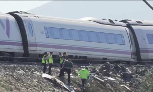 «Ακούσαμε κρότο και κραυγές, υπήρχαν θύματα κάτω από τα τρένα»: Μαρτυρίες επιζώντων από το σιδηροδρομικό δυστύχημα με τουλάχιστον 30 νεκρούς στην Ισπανία