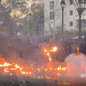 Γαλλία: Μισό εκατομμύριο διαδηλωτές «πλημμύρισαν» το Παρίσι και άλλες μεγάλες πόλεις – Φωτιές, δακρυγόνα και μάχες με την αστυνομία