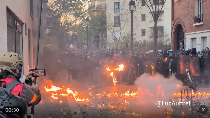 Γαλλία: Μισό εκατομμύριο διαδηλωτές «πλημμύρισαν» το Παρίσι και άλλες μεγάλες πόλεις – Φωτιές, δακρυγόνα και μάχες με την αστυνομία