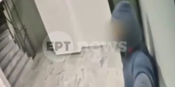 Γλυφάδα: Βίντεο ντοκουμέντο με τον 46χρονο στρατιωτικό που έκαψε το σπίτι της πρώην του- Η στιγμή που σκεπάζει την εσωτερική κάμερα