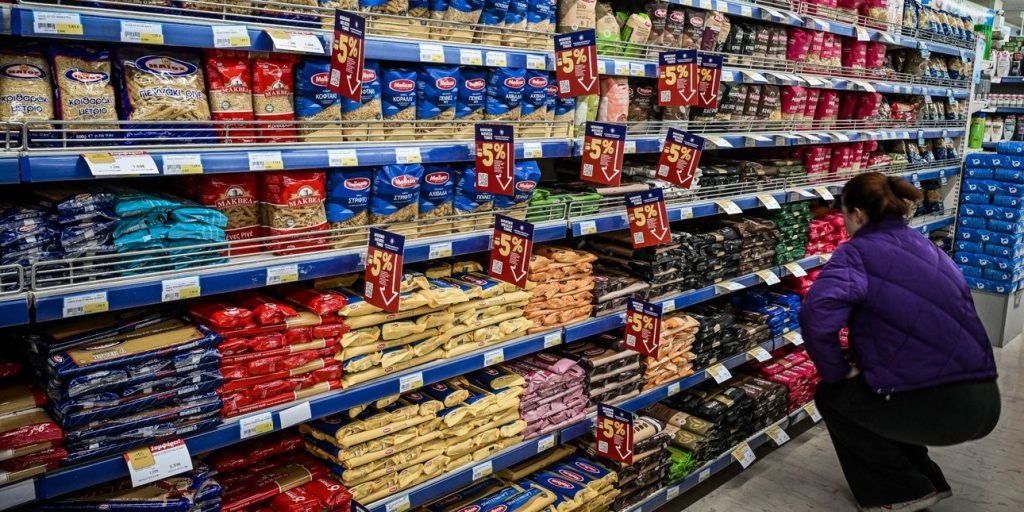 Σκληρά παζάρια με την αγορά για να μπει «φρένο» στις ανατιμήσεις -Η νέα «συμφωνία κυρίων» και το σχέδιο για τα Χριστούγεννα