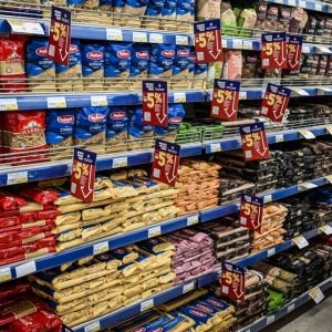 Σκληρά παζάρια με την αγορά για να μπει «φρένο» στις ανατιμήσεις -Η νέα «συμφωνία κυρίων» και το σχέδιο για τα Χριστούγεννα