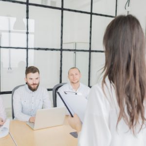 Τέλος το «πόσα παίρνεις τώρα;» στις συνεντεύξεις για δουλειά: Οι εργοδότες θα ενημερώνουν εκ των προτέρων για τον μισθό της θέσης