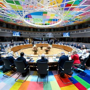 Ανάλυση Politico: Η Ευρώπη μπροστά στην τέλεια πολιτική καταιγίδα – Το χάος στη Γαλλία και η επόμενη μέρα στην ΕΕ