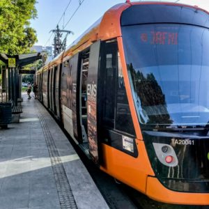 Νεκρή η γυναίκα που παρασύρθηκε από το τραμ στον Πειραιά: Έρευνα για τις συνθήκες του δυστυχήματος