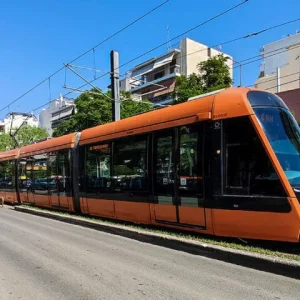 Τραμ παρέσυρε πεζή στον Πειραιά - Σοβαρά τραυματισμένη μεταφέρθηκε στο νοσοκομείο