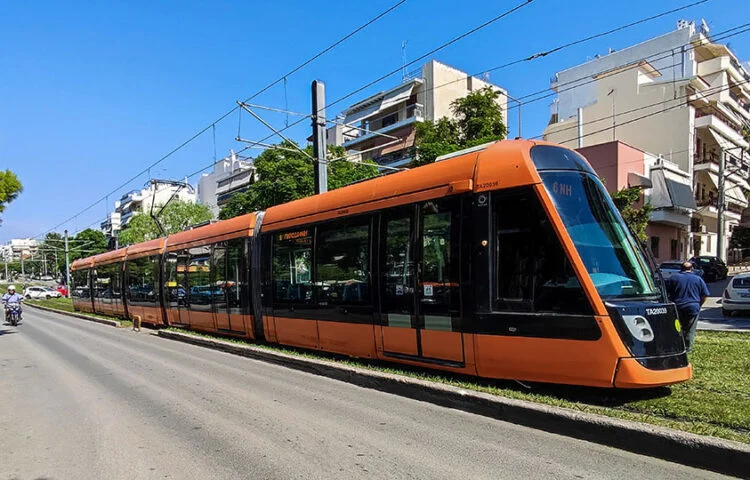 Τραμ παρέσυρε πεζή στον Πειραιά - Σοβαρά τραυματισμένη μεταφέρθηκε στο νοσοκομείο