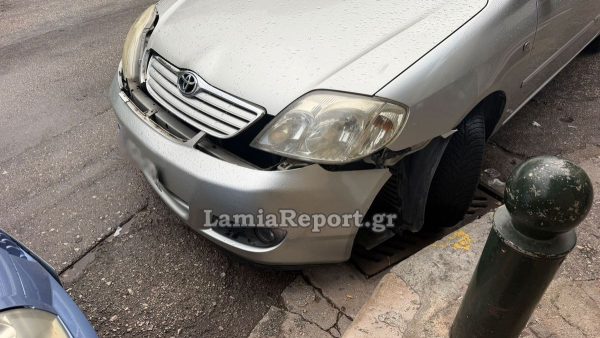 Λαμία: Τροχαίο σε διασταύρωση με καραμπόλα στο κέντρο της πόλης - Ζημιές σε τέσσερα αυτοκίνητα