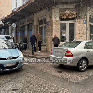 Λαμία: Τροχαίο σε διασταύρωση με καραμπόλα στο κέντρο της πόλης - Ζημιές σε τέσσερα αυτοκίνητα