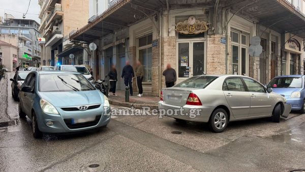 Λαμία: Τροχαίο σε διασταύρωση με καραμπόλα στο κέντρο της πόλης - Ζημιές σε τέσσερα αυτοκίνητα