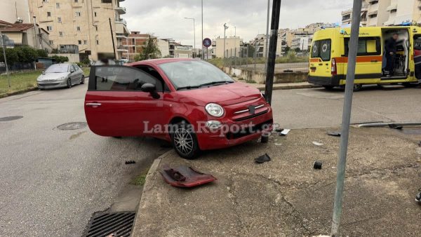 Τροχαίο σε «γνωστή» διασταύρωση στη νότια Λαμία - Δείτε εικόνες