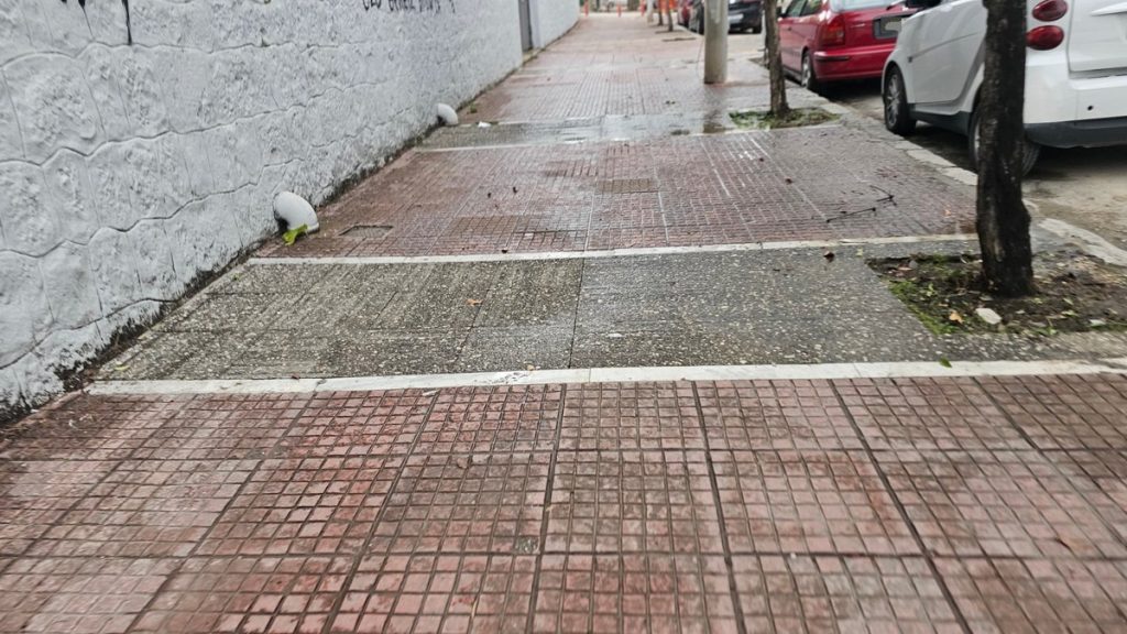 Λαμία: Πολλά προβλήματα με τις κακοτεχνίες στα πεζοδρόμια - Ολισθηρές και οι μπλε διαβάσεις