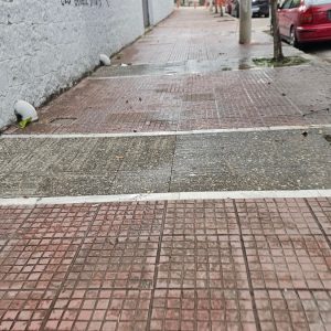 Λαμία: Πολλά προβλήματα με τις κακοτεχνίες στα πεζοδρόμια - Ολισθηρές και οι μπλε διαβάσεις