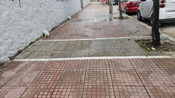 Λαμία: Πολλά προβλήματα με τις κακοτεχνίες στα πεζοδρόμια - Ολισθηρές και οι μπλε διαβάσεις