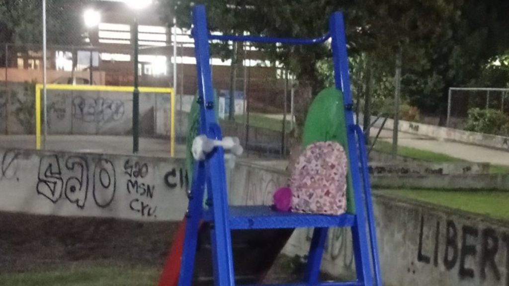 Γαλανέικα: Βρέθηκε σχολική τσάντα στο πάρκο της Αμφιθέας - Μήπως την αναζητάτε;