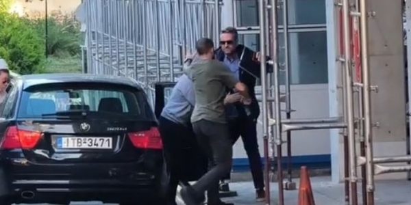 Βίντεο: Η στιγμή που η διαιτητής μπάσκετ Βάσω Τσαρούχα μεταφέρεται στη ΓΑΔΑ μετά τη σύλληψη
