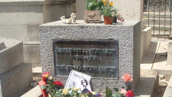 Τζιμ Μόρισον: Γιατί στον τάφο του θρύλου των Doors υπάρχει μια μυστηριώδης φράση στα ελληνικά