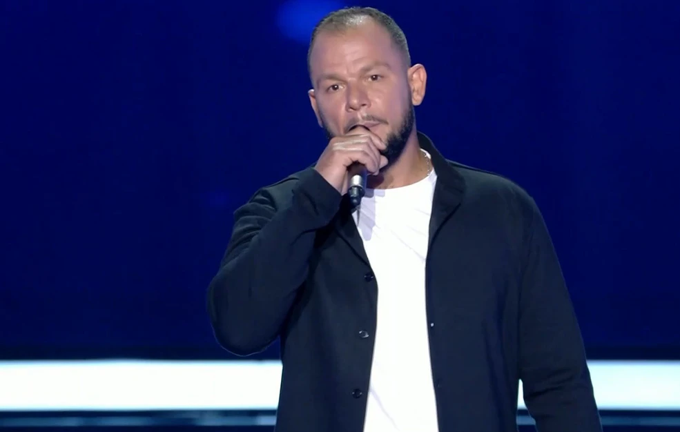 The Voice: Η συγκινητική ιστορία του πατέρα που μεγαλώνει μόνος του τρεις κόρες - «Ευχόμαστε η μαμά μας να είναι υπερήφανη για εμάς»