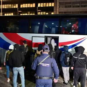 «Το Χωριάτικο»: Στην Ευελπίδων ο ιδιοκτήτης και οι ακόμη 58 συλληφθέντες – Η κινηματογραφική μεταγωγή