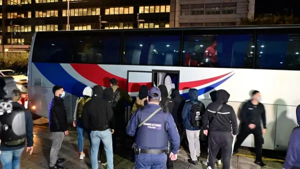 «Το Χωριάτικο»: Στην Ευελπίδων ο ιδιοκτήτης και οι ακόμη 58 συλληφθέντες – Η κινηματογραφική μεταγωγή