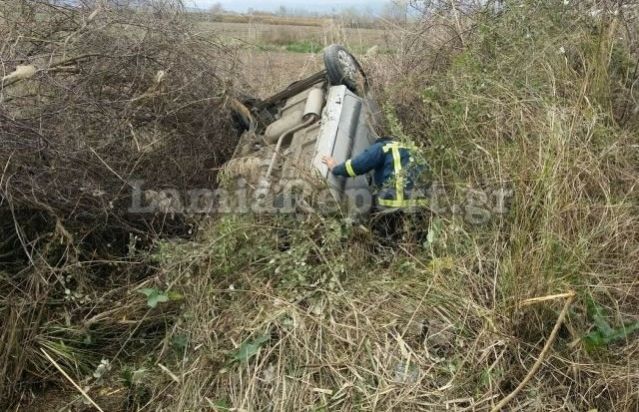 Λαμία: Είχε άγιο γυναίκα οδηγός που έπεσε σε χαντάκι με νερό (ΦΩΤΟ)