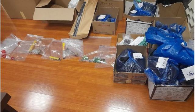 Φωτοβολίδες, καμμένα ρούχα, μαχαίρι και full face κουκούλες βρήκε η ΕΛΑΣ στο γήπεδο του Ρέντη