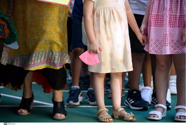 8χρονη σφήνωσε σε δέντρο σε δημοτικό σχολείο της Αθήνας - Επενέβη η πυροσβεστική