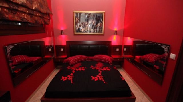 Οι οίκοι ανοχής κλείνουν φώτα και κλιματιστικά: «Είναι θέμα επιβίωσης, δε βγαίνουμε»