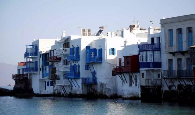 Μύκονος: Ο ξενοδόχος λύνει τη σιωπή του για τη μαφιόζικη επίθεση - Τι «βλέπει» πίσω από τα χτυπήματα