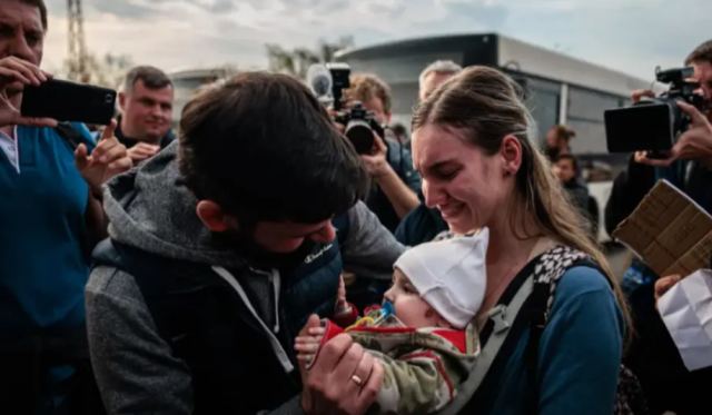 Βρέφος έξι μηνών βγήκε ζωντανό από την κόλαση του Αζοφστάλ έπειτα από δύο μήνες!