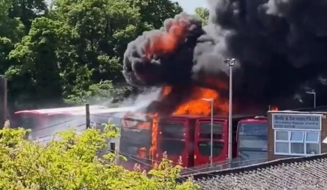 Λονδίνο: Τεράστια έκρηξη σε γκαράζ λεωφορείων