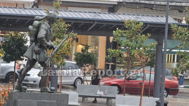 Νεροποντή στη Λαμία - Σημαντική πτώση της θερμοκρασίας