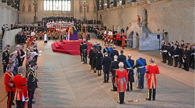 Βασίλισσα Ελισάβετ: Σε λαϊκό προσκύνημα η σορός, η ουρά ξεπερνά τα 4χλμ