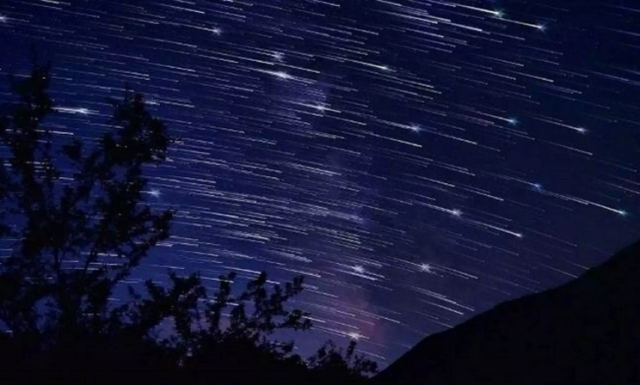 Τα πεφταστέρια «Περσείδες» έρχονται μαζί με την εντυπωσιακή πανσέληνο – Πότε κορυφώνεται το φαινόμενο