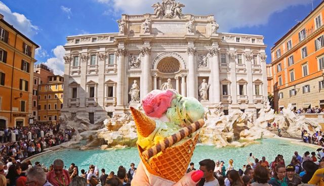 Ιταλία: Έτρωγε παγωτό στο συντριβάνι και του έκοψαν πρόστιμο 450 ευρώ