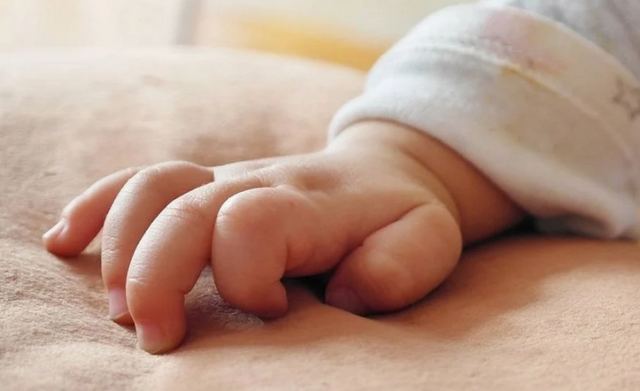 «Ήταν ένα μικρό ατύχημα» - Τι λέει η γιαγιά του διασωληνωμένου βρέφους που κακοποιήθηκε από τον πατέρα του