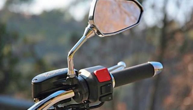 Λαμία: Η μοτοσικλέτα έκανε φτερά μπροστά από το μαγαζί του