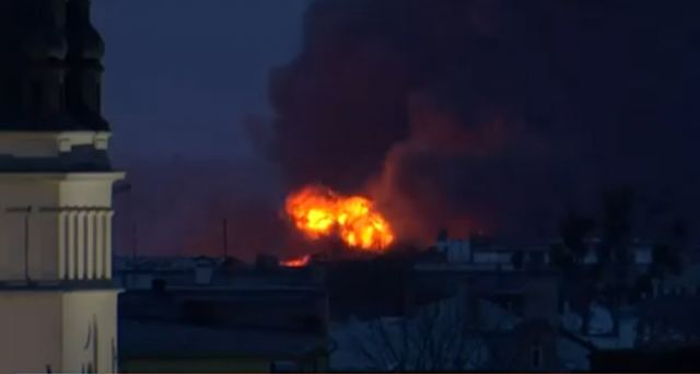 «Μείνετε στα καταφύγια! Μην βγαίνετε στους δρόμους»: Σφυρηλατείται το Λβιβ